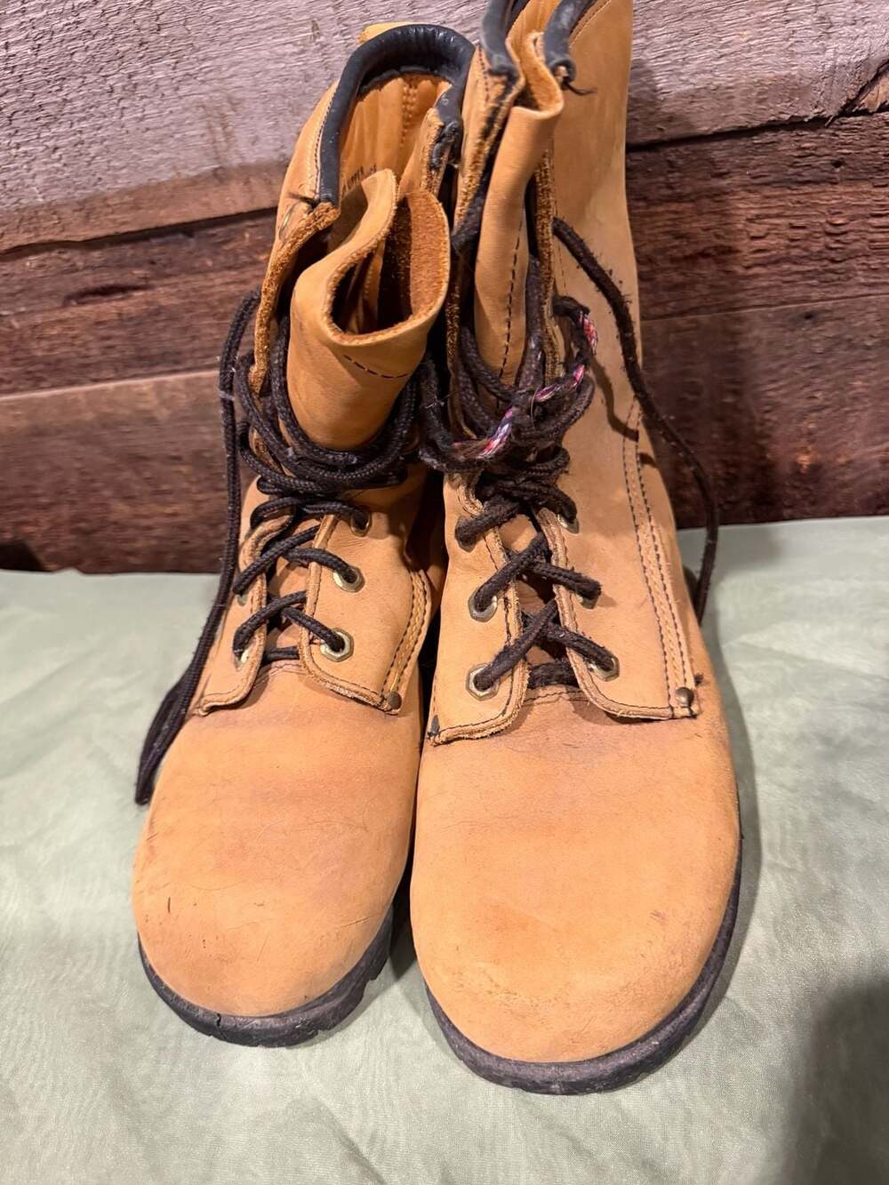 Ruff hides by Endicott Johnson Insulated Work Boots oil resistant soles. Made in